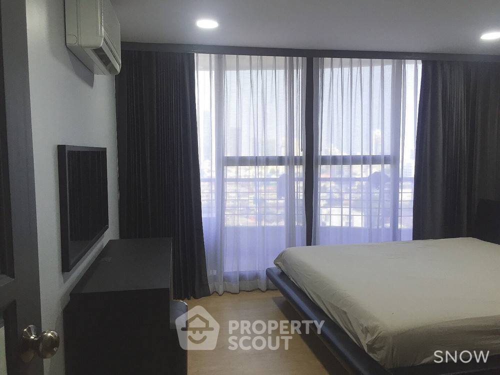 picture High-Floor 3-BR Condo At Supalai Place Sukhumvit 39 Near BTS Phrom Phong (ID 334997) - 7/30