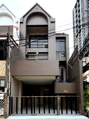 Townhouses for rent Sukumvit 44 : Townhome for rent near bts Phra Khanong Ekamai sukhumvit
