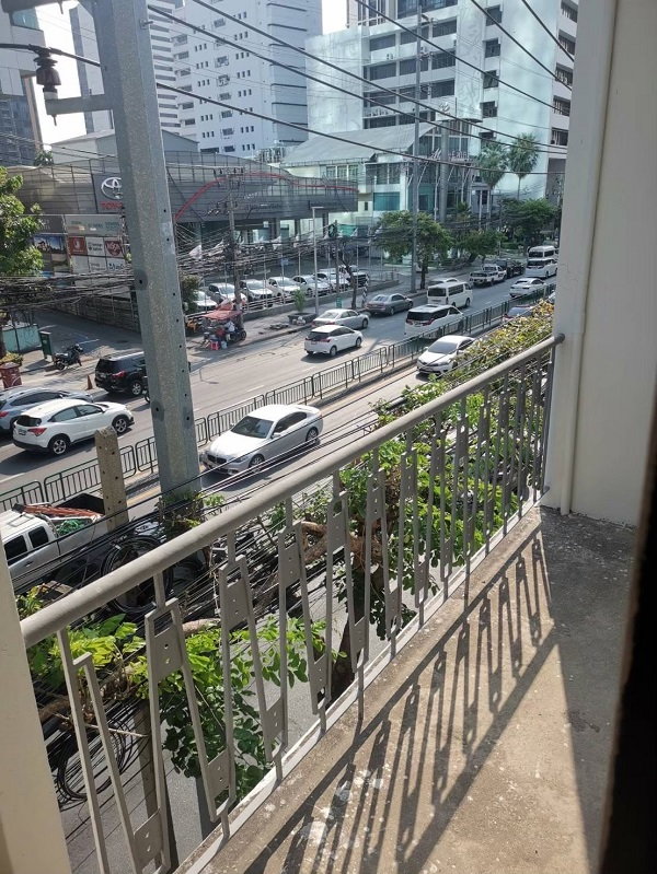 รูป เจ้าของขายเอง ตึกติดถนนใหญ่เพชรบุรีตัดใหม่เยื้องซอยตรงข้ามเข้าทองหล่อ พื้นที่ตึก2ห้อง 3 ชั้นครึ่ง - รูปที่ 3/9