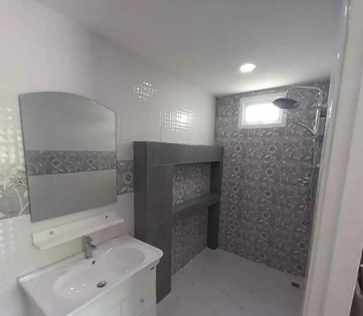 picture Pool house for sale, prime location, convenient travel. - 6/10