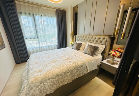 Selling a beautiful, ready-to-move-in Life One Wireless condo in the heart of the city, near BTS Phloen Chit. Add Line: @841qqlnr