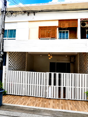 เช่าทาวน์โฮม กรุงเทพมหานคร : ให้เช่า Townhome 2 ชั้น Villette Lite Pattanakarn 38 Pet Friendly | เฟอร์นิเจอร์ครบ | จดทะเบียนบริษัทได้ | พร้อมเข้าอยู่