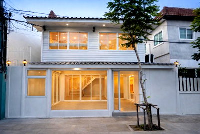 เช่าบ้านเดี่ยว อิมพีเรียล เวิลด์ สำโรง : BTS เซนต์หลุยส์ ไม่เคยอยู่ ช่องนนทรี ให้เช่าร้านอาหาร ใหญ่กว้างมาก บ้าน 2 ชั้น  5นอน 3น้ำ 2จอดรถ เซ็นทรัล พระราม3  คาเฟ่ 40ตรว. 220ตรม.
