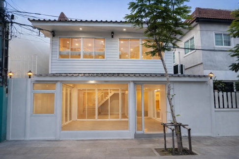 BTS St. Louis, never lived in Chong Nonsi, restaurant for rent, big, very spacious, 2-story house, 5 bedrooms, 3 bathrooms, 2 parking spaces, Central
