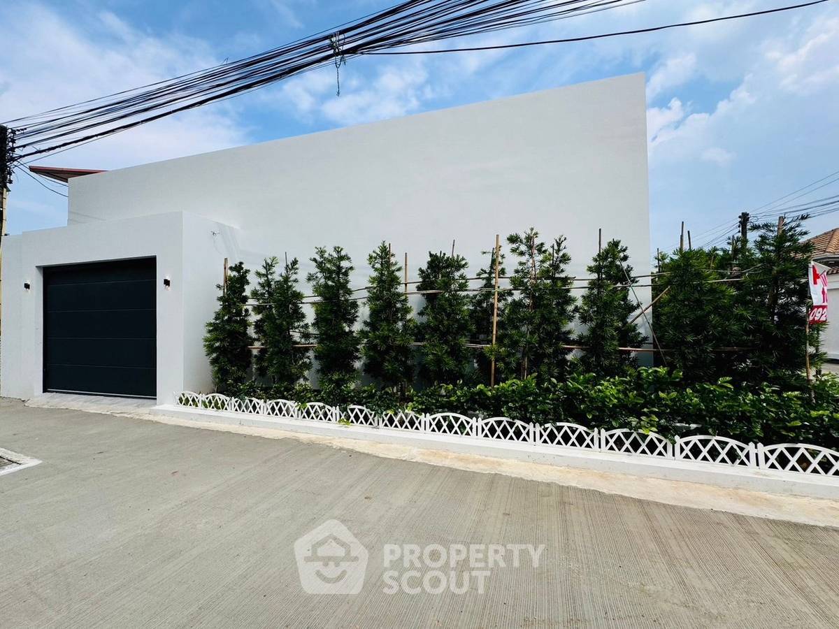 picture Pet-Friendly 2-BR Villa, 220 Sqm In Bangsaray, Sattahip (ID 1885130) - 3/20