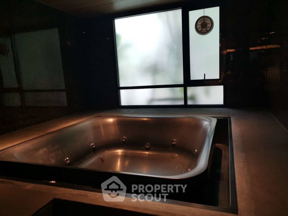picture Great Value 1-BR Condo At Vtara 36 Near BTS Thong Lor (ID 301758) - 1/6
