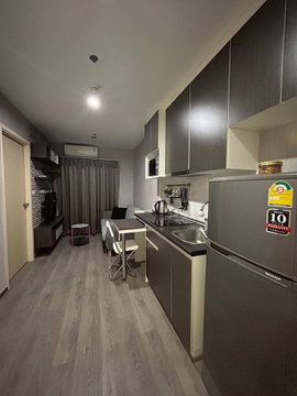 🚊 For Rent: Rich Park Triple Station 1-bedroom unit, next to Airport Link & MRT Hua Mak. ✈️💨 Interested? Add Line ID @480kttgd