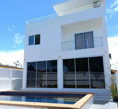 Pool house for sale, prime location, convenient travel.