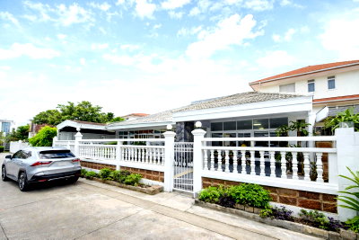 Houses for rent MRT Thailand Cultural Centre : Near The Scene Town in Town, 400 m., shady, parking for 4 cars, photography studio, detached house, 3 bedrooms, 3 bathrooms, 60 sq m, 200 sq m.