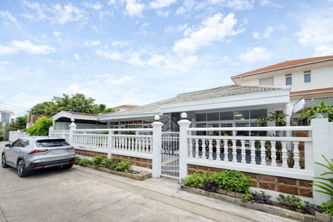 Near The Scene Town in Town, 400 m., shady, parking for 4 cars, photography studio, detached house, 3 bedrooms, 3 bathrooms, 60 sq m, 200 sq m.
