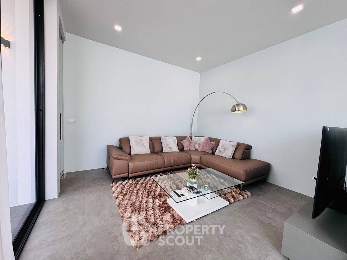 picture Pet-Friendly 2-BR Villa, 220 Sqm In Bangsaray, Sattahip (ID 1885130) - 13/20