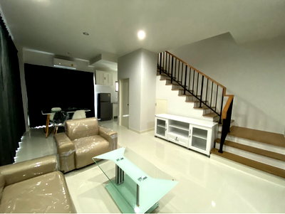 Townhouses for rent Ruamrudee International School Early Years Campus : H1001 🔥For Rent 📍Baan Klang Muang Watcharapol 📍3-story townhome with high ceilings, no houses directly opposite, beautifully decorated in premium .