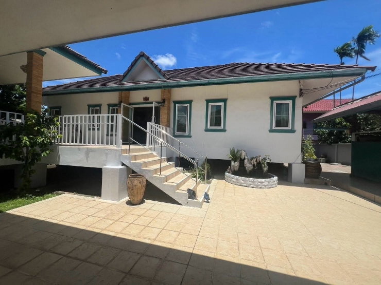 picture An affordable detached house located near the city center. - 3/17