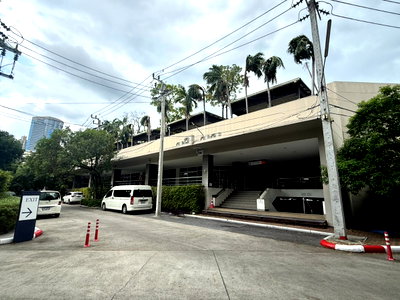 Office for sale Huai Khwang : Large Commercial Building for Sale in Rama 9, Adjacent to RCA, Near MRT Phra Ram 9