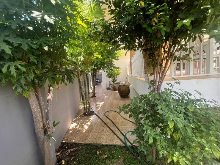 picture An affordable detached house located near the city center. - 7/17
