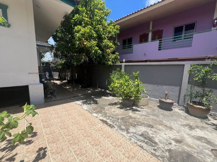 picture An affordable detached house located near the city center. - 5/17