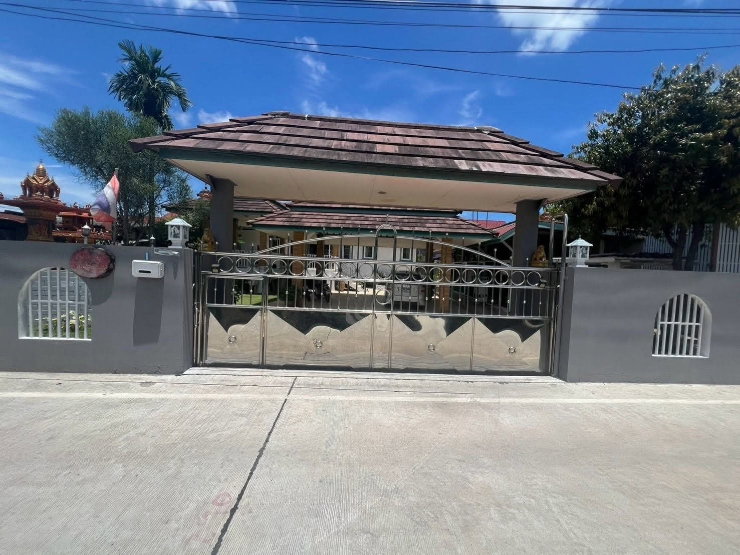 picture An affordable detached house located near the city center. - 2/17