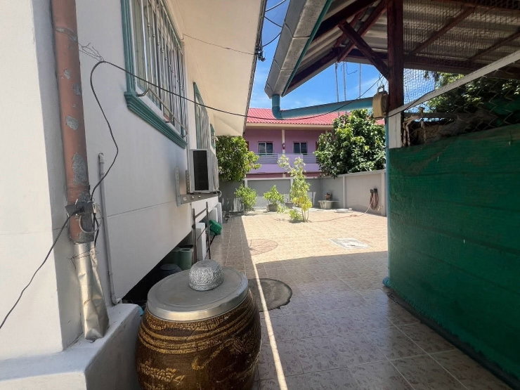 picture An affordable detached house located near the city center. - 4/17