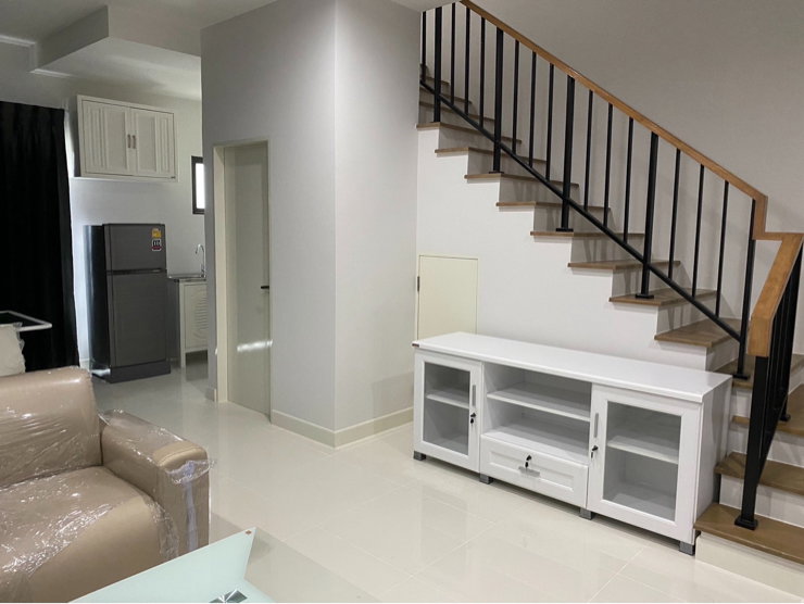รูป H1001🔥ให้เช่า 📍Baan Klang Muang Watcharapol 📍(บ้านกลางเมือง วัชรพล) ทาวน์โฮม 3 ชั้น เพดานสูง หน้าบ้านไม่ชนใคร ตกแต่งสวยพรีเมี่ยม พร้อมอยู่ - รูปที่ 3/15