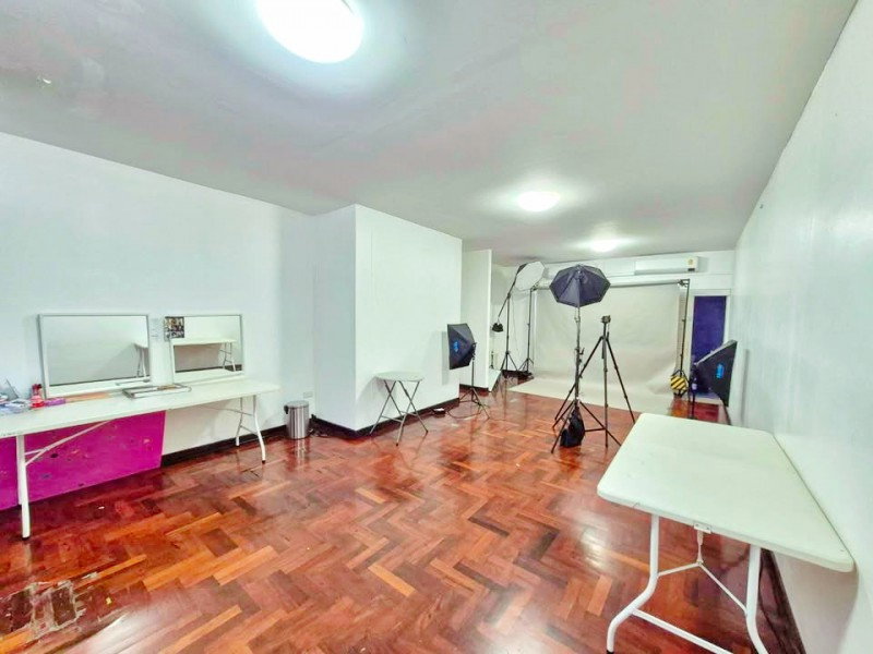 รูป ใกล้เดอะซีน ทาวน์อินทาวน์ 400 ม.ร่มรื่น จอดรถรวม 4 คัน Studio ถ่ายแบบ บ้านเดี่ยว 3 นอน 3 น้ำ 60 ตร.ว.พ 200 ตร.ม - รูปที่ 2/8