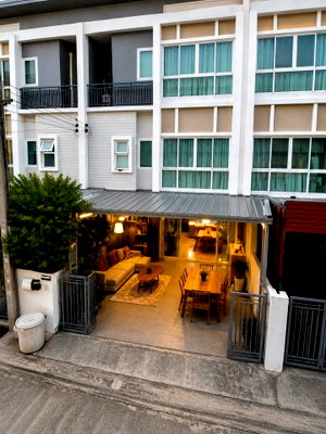 Townhouses for rent Bangkok : MRT Rat Phatthana 1.6 km., 4 bathrooms, 21 sq m., Soi Miss Teen, 5 bedrooms, 3-story townhome, 187 sq m., built-in furniture and complete electrical