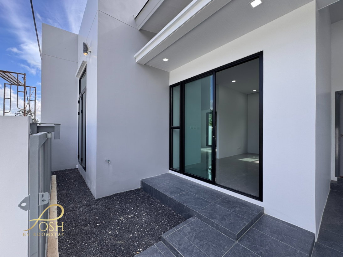 รูป ทาวน์โฮมชั้นเดียวสร้างใหม่ ทรงหน้ากว้าง สไตล์ Modern ออกแบบเรียบง่าย โปร่ง ทำเลตรงข้ามเทศบาลป่าคลอก Nicha Home เพียง 6 ยูนิตเท่านั้น - รูปที่ 11/27