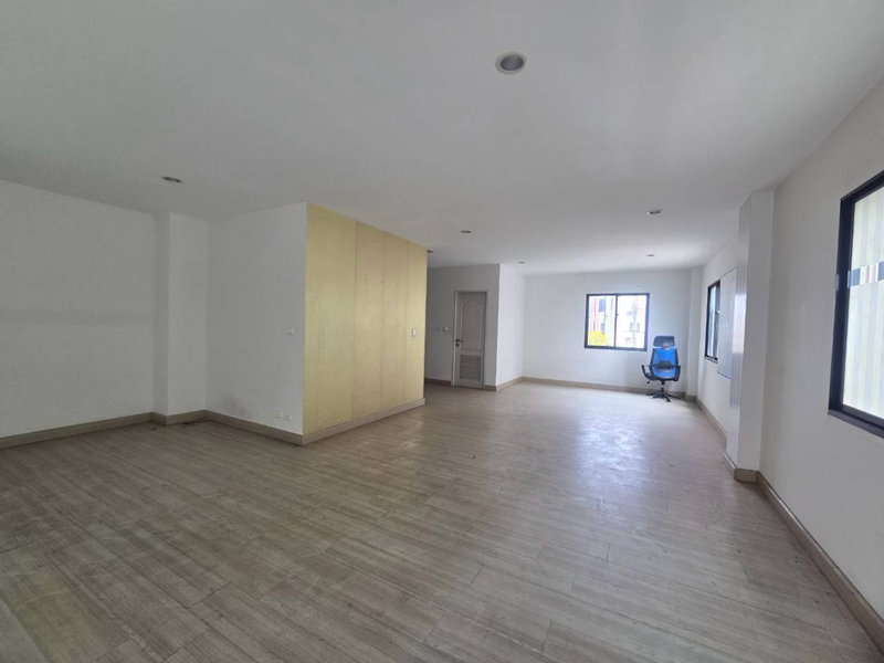 Home office for sale : Four-story Home office for sale, located on the road parallel to the Kanchanaphisek Expressway