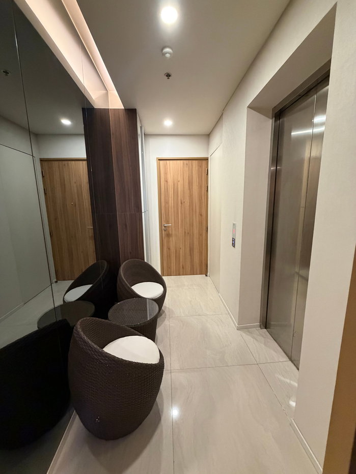รูป Siamese Exclusive 31 ห้อง Duplex เพดานสูง บรรยากาศอบอุ่น พร้อมลิฟต์ส่วนตัวส่งตรงถึงห้อง และห้องนั่งเล่นที่กว้างขวาง  - รูปที่ 26/26