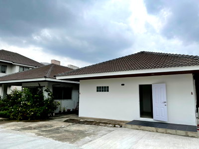 Houses for rent Bang Kho Laem : Modern style and spacious parking lot and free space (total space : ½ rai) Near Expressway, conveniently close to Sathorn , Silom and Rama III
