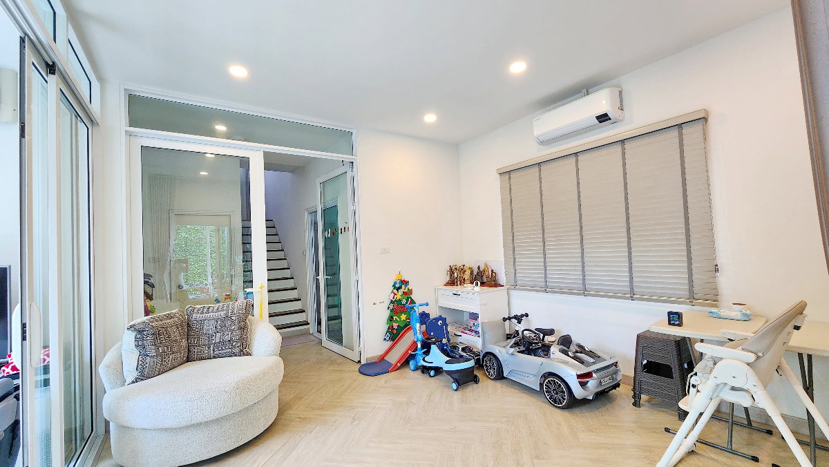 รูป บ้านเช่าระดับพรีเมี่ยม ที่ไม่ได้ให้แค่พื้นที่ แต่ให้คุณภาพชีวิตทั้งครอบครัว หลังที่ดีที่สุดในโครงการ 3 ห้องนอน 3 ห้องน้ำ | 86 ตร.วา | วิวสวนโล่ง - รูปที่ 8/26