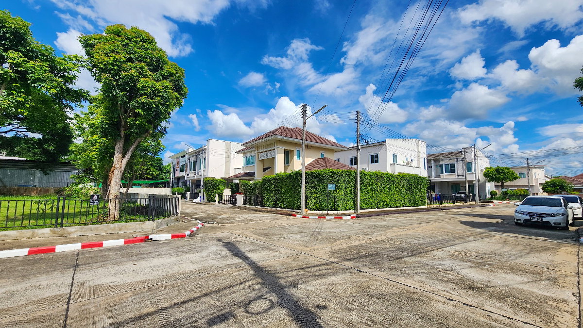รูป บ้านเช่าระดับพรีเมี่ยม ที่ไม่ได้ให้แค่พื้นที่ แต่ให้คุณภาพชีวิตทั้งครอบครัว หลังที่ดีที่สุดในโครงการ 3 ห้องนอน 3 ห้องน้ำ | 86 ตร.วา | วิวสวนโล่ง - รูปที่ 2/26