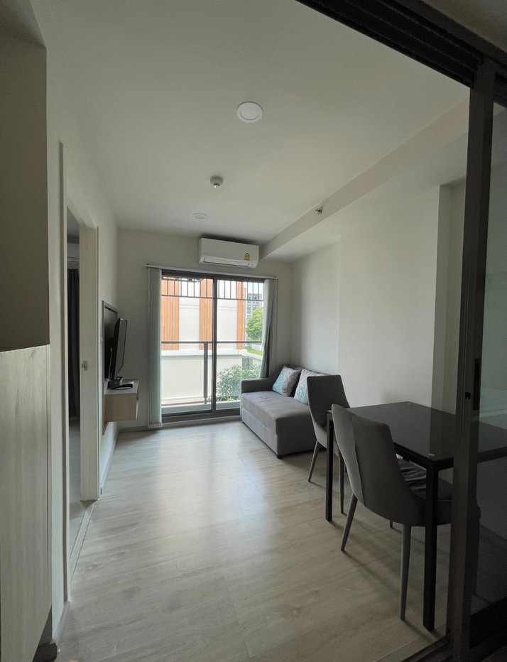 picture Condominium project Phyll Phahon 34, front building, largest corner room, 5th floor, facing inside, not matching anyone else's, good view - 2/12