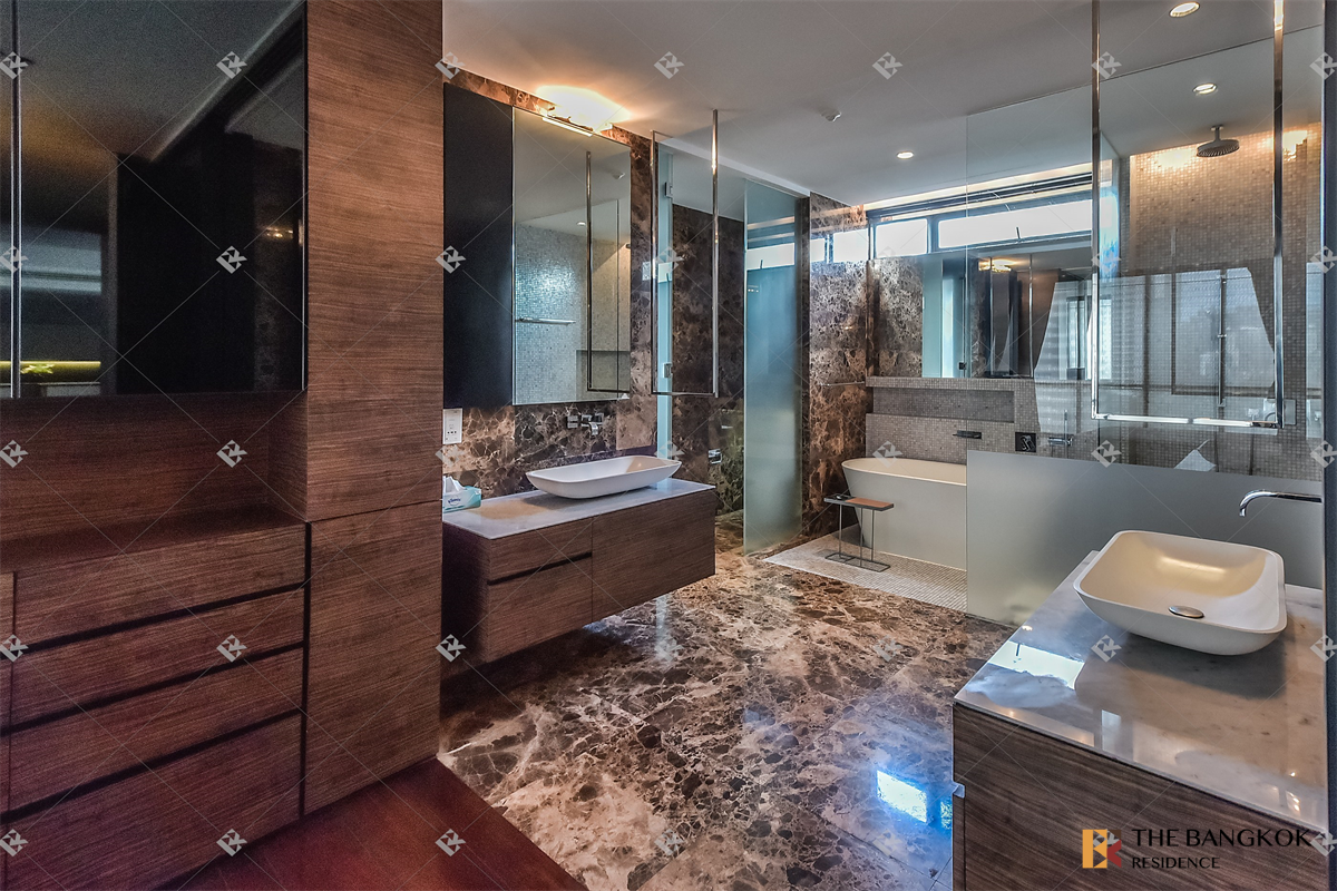 picture Luxury Condo in Central City Location Domus 16,18 near BTS Asok - 10/10