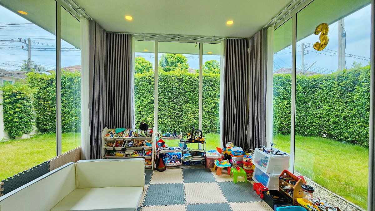 รูป บ้านเช่าระดับพรีเมี่ยม ที่ไม่ได้ให้แค่พื้นที่ แต่ให้คุณภาพชีวิตทั้งครอบครัว หลังที่ดีที่สุดในโครงการ 3 ห้องนอน 3 ห้องน้ำ | 86 ตร.วา | วิวสวนโล่ง - รูปที่ 11/26