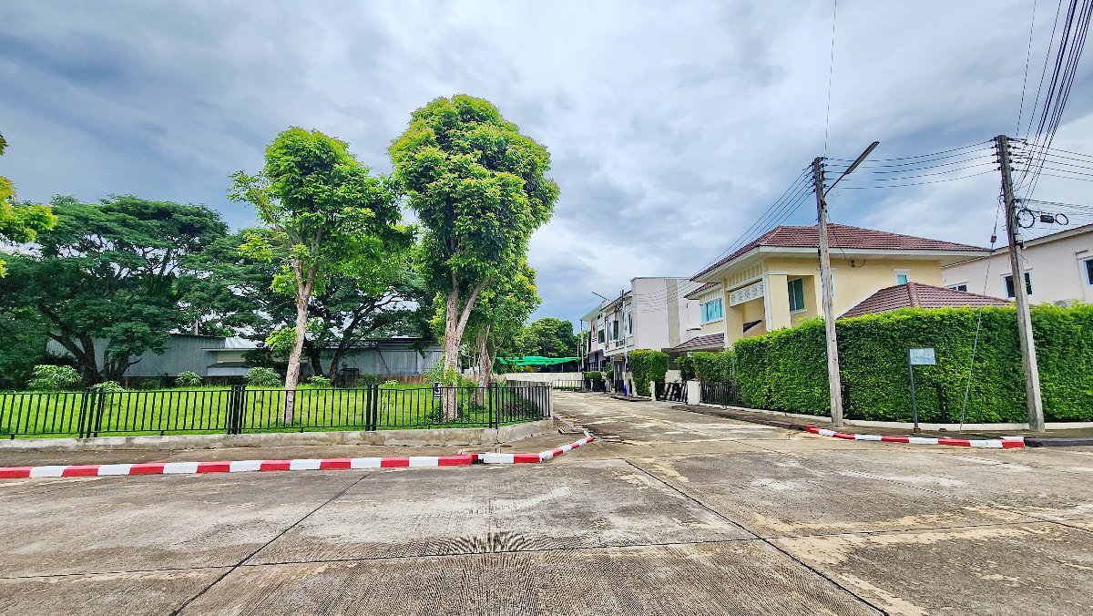 รูป บ้านเช่าระดับพรีเมี่ยม ที่ไม่ได้ให้แค่พื้นที่ แต่ให้คุณภาพชีวิตทั้งครอบครัว หลังที่ดีที่สุดในโครงการ 3 ห้องนอน 3 ห้องน้ำ | 86 ตร.วา | วิวสวนโล่ง - รูปที่ 4/26