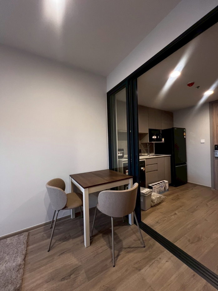 รูป The Crown Residence คอนโดแต่งครบสไตล์ Modern Minimal ตู้บิวท์อินแน่นๆ และมุมทำงานรับแสงธรรมชาติ พร้อมเข้าอยู่ - รูปที่ 2/8