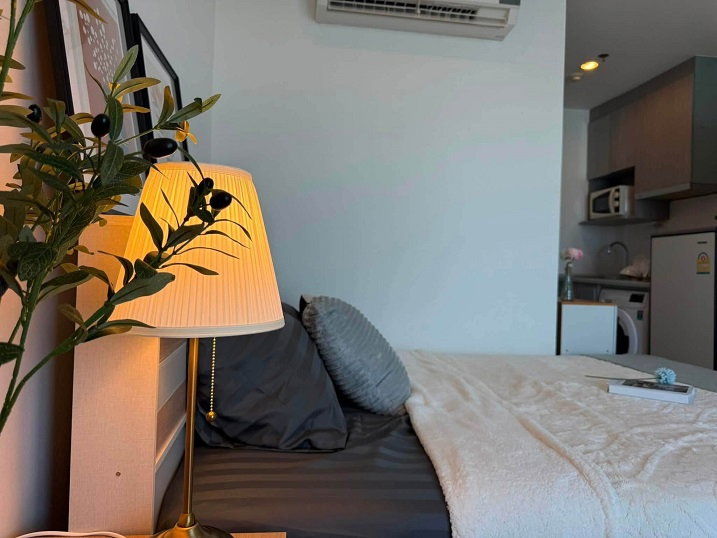 รูป **IDEO Wutthakat** ขนาด 22 ตร.ม. อยู่ชั้น 21 ห้องวิวสูง โปร่ง และมองออกไปได้ค่อนข้างโล่ง ที่สำคัญคือ **ไม่โดนแดดบ่าย** และวิวไม่ถูกตึกอื่นบัง - รูปที่ 4/9
