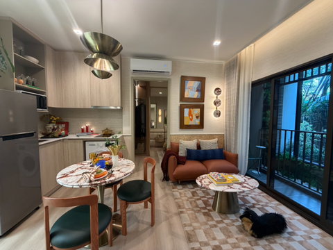 XT 10 New condo in the heart of Ekkamai, features 2 bedrooms and 2 bathrooms.