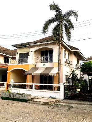 เช่าบ้านเดี่ยว มหาวิทยาลัยบูรพา : ให้เช่าบ้านเดี่ยว 2 ชั้น ทำเลดี เดินทางสะดวกติดถนนสุขุมวิท หมู่บ้านณิชาดา ใกล้ตลาดนัดจตุจักร 