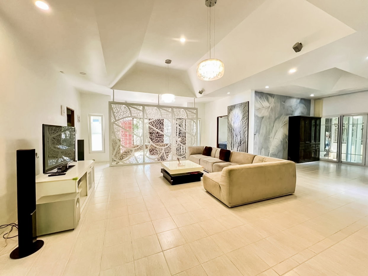รูป High-End 3 Bedroom Pool Villa for Sale East Pattaya - รูปที่ 5/24