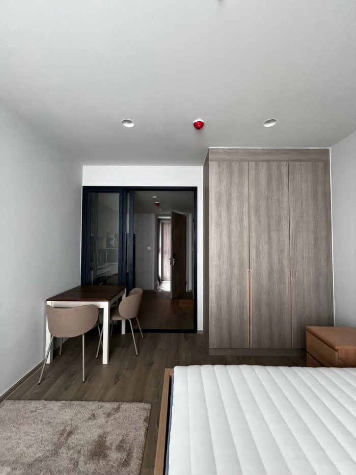 รูป The Crown Residence คอนโดแต่งครบสไตล์ Modern Minimal ตู้บิวท์อินแน่นๆ และมุมทำงานรับแสงธรรมชาติ พร้อมเข้าอยู่ - รูปที่ 7/8
