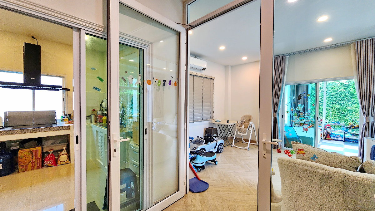 รูป บ้านเช่าระดับพรีเมี่ยม ที่ไม่ได้ให้แค่พื้นที่ แต่ให้คุณภาพชีวิตทั้งครอบครัว หลังที่ดีที่สุดในโครงการ 3 ห้องนอน 3 ห้องน้ำ | 86 ตร.วา | วิวสวนโล่ง - รูปที่ 25/26