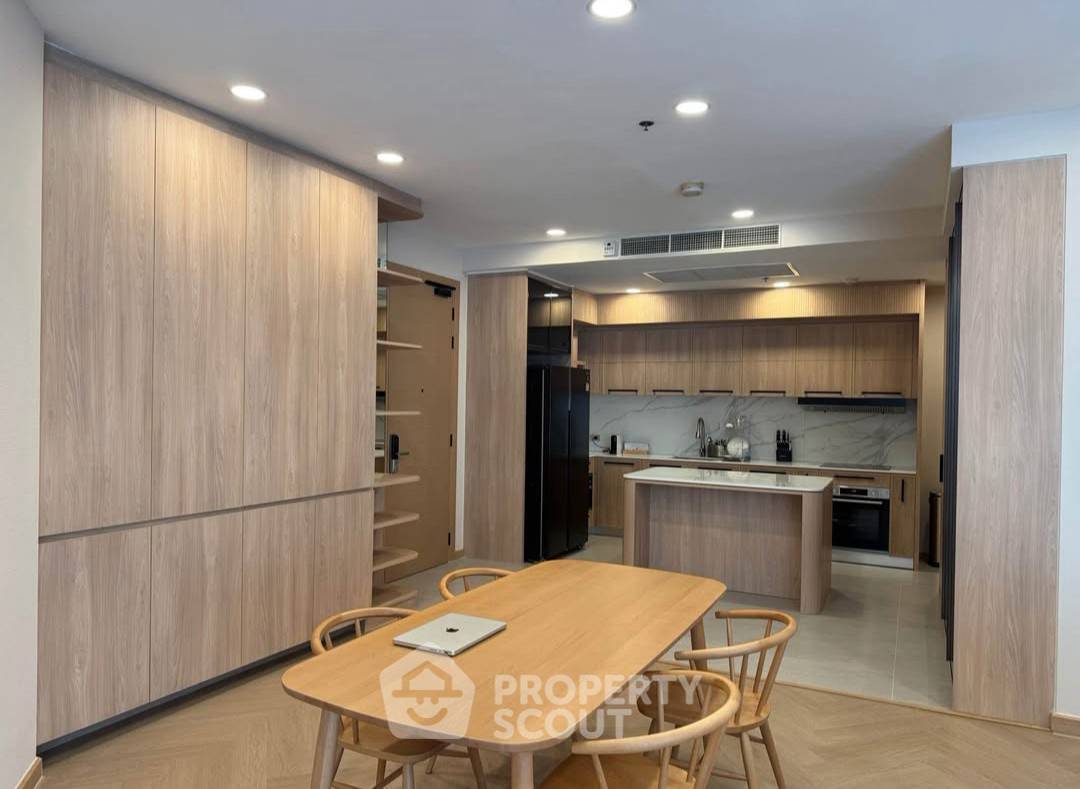 picture 122 Sqm 2-BR Chatrium Riverside Condominium Near BTS Saphan Taksin (ID 3177372) - 6/11