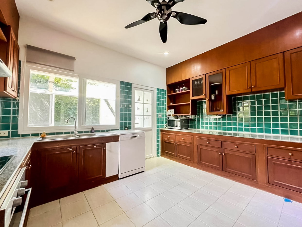 รูป High-End 3 Bedroom Pool Villa for Sale East Pattaya - รูปที่ 12/24