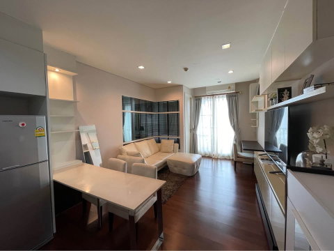 RS7333 For Rent: Ivy Thonglor Corner Unit, a condo in the heart of Thonglor with unblocked city views, near BTS Thonglor.