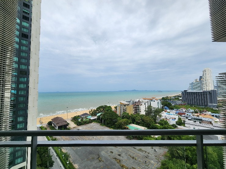 picture Urgent Sale! Luxury Beachfront Condo in Jomtien - 1/16