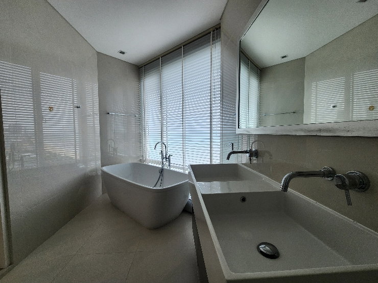 picture Reflection Jomtien – A high-end beachfront condo with breathtaking ocean views
- 4/24