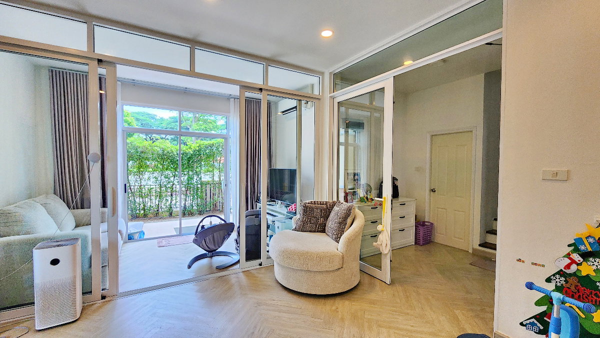 รูป บ้านเช่าระดับพรีเมี่ยม ที่ไม่ได้ให้แค่พื้นที่ แต่ให้คุณภาพชีวิตทั้งครอบครัว หลังที่ดีที่สุดในโครงการ 3 ห้องนอน 3 ห้องน้ำ | 86 ตร.วา | วิวสวนโล่ง - รูปที่ 10/26