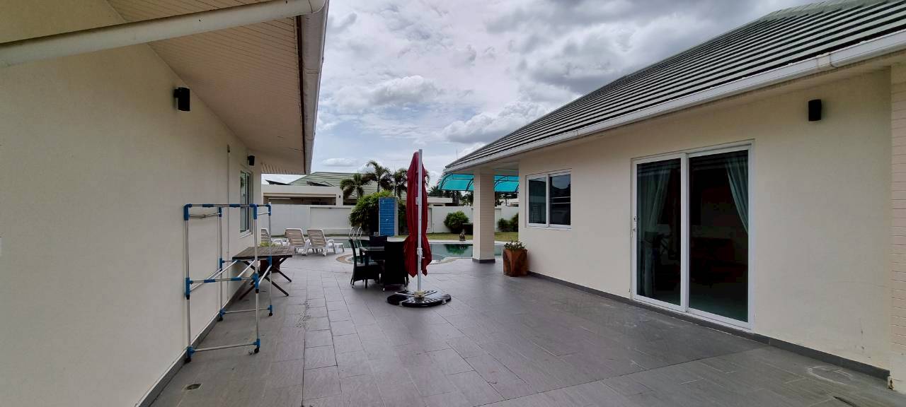รูป Luxury 5-Bedroom Pool Villa for Rent in East Pattaya - รูปที่ 16/17