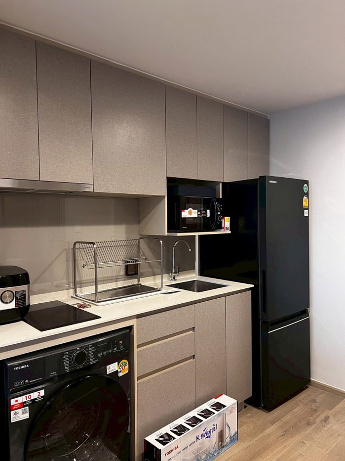 รูป The Crown Residence คอนโดแต่งครบสไตล์ Modern Minimal ตู้บิวท์อินแน่นๆ และมุมทำงานรับแสงธรรมชาติ พร้อมเข้าอยู่ - รูปที่ 3/8